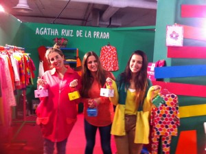 las chicas del stand Agatha con las Pinturas Agatha Ruiz de la Prada